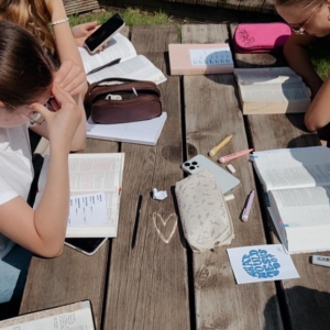 Jugendliche studieren die Bibel