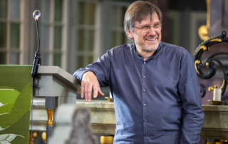 Hans-Peter Mumssen im Gottesdienst an der Kanzel