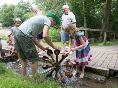 Menschen an der Wassermühle in Kiekeberg