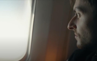 Philipp Mickenbecker schaut aus Flugzeugfenster