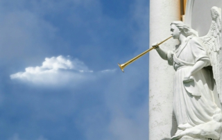 Engelskulptur mit Posaune